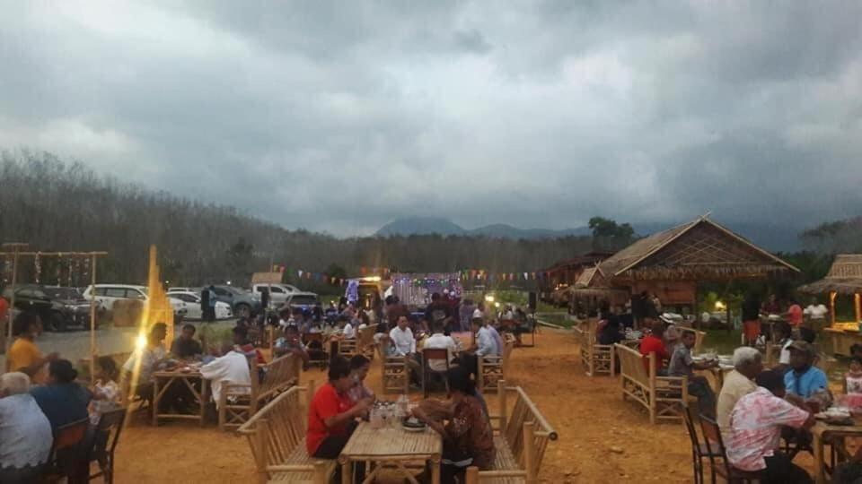 ไร่นาบัวหลวง คาเฟ่ & ฟาร์มสเตย์ Raina Bualuang Cafe & Farm Stay Ban Na No Esterno foto