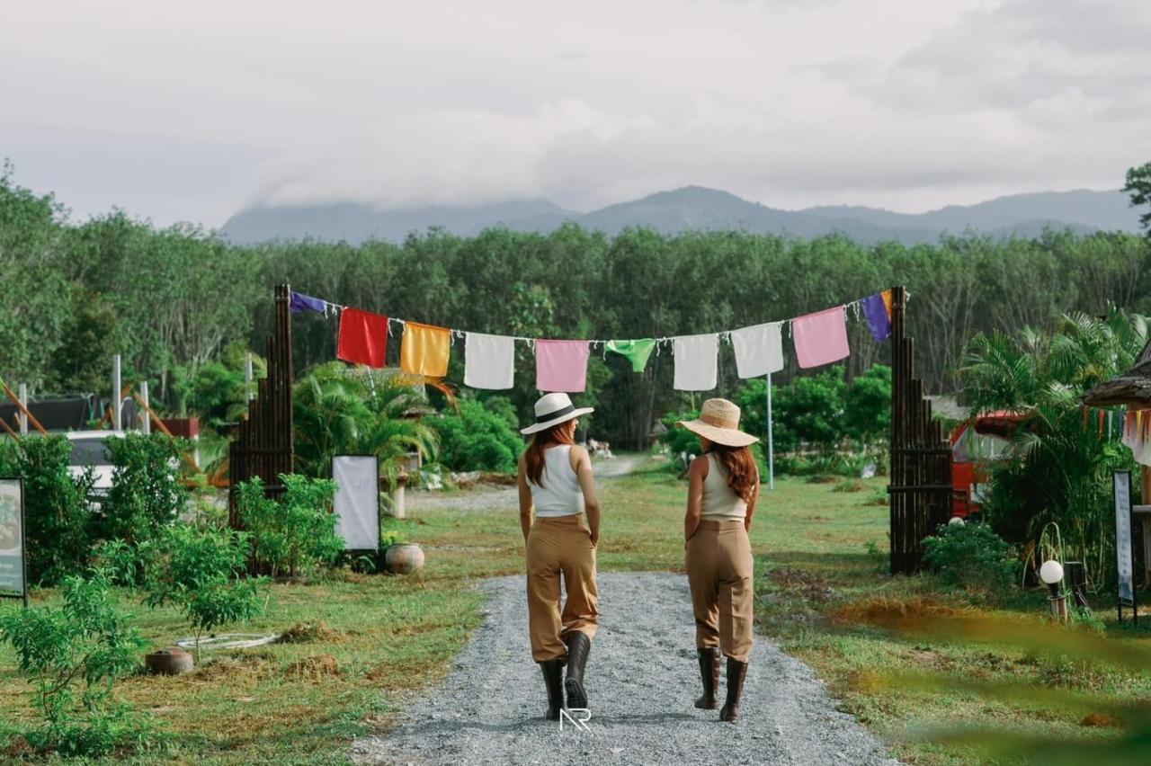 ไร่นาบัวหลวง คาเฟ่ & ฟาร์มสเตย์ Raina Bualuang Cafe & Farm Stay Ban Na No Esterno foto